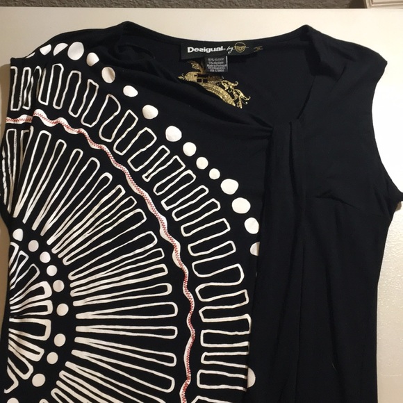 - Desigual Black top with white graphics - Picture 3 of 7